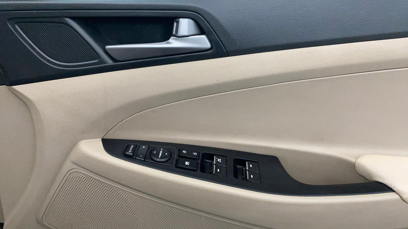 2017 Hyundai Tucson GLS 4WD AT DIESEL, Diesel, Automatic, 1,31,162 km, Driver Side Door Panels Control