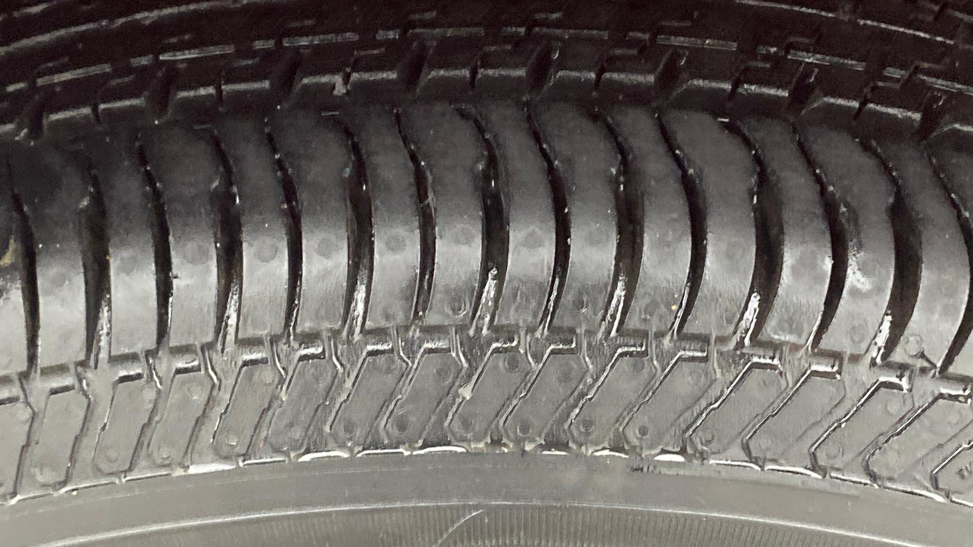 2017 Maruti Swift VXI, Petrol, Manual, 29,558 km, Left Front Tyre Tread