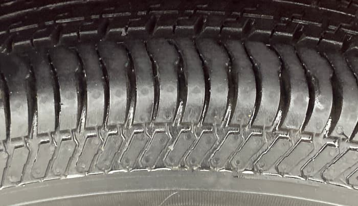 2017 Maruti Swift VXI, Petrol, Manual, 29,558 km, Left Front Tyre Tread