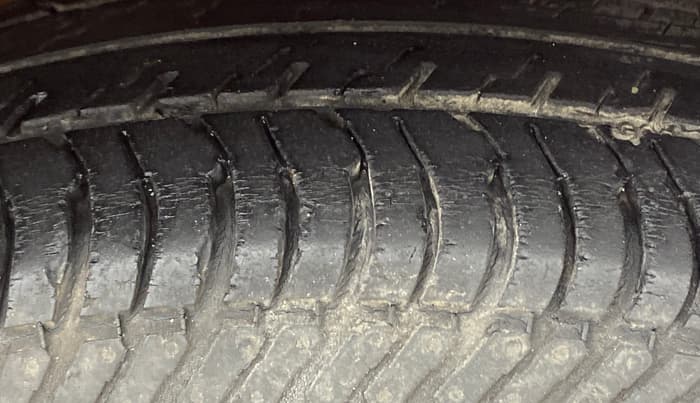 2017 Maruti Swift VXI, Petrol, Manual, 29,558 km, Right Front Tyre Tread