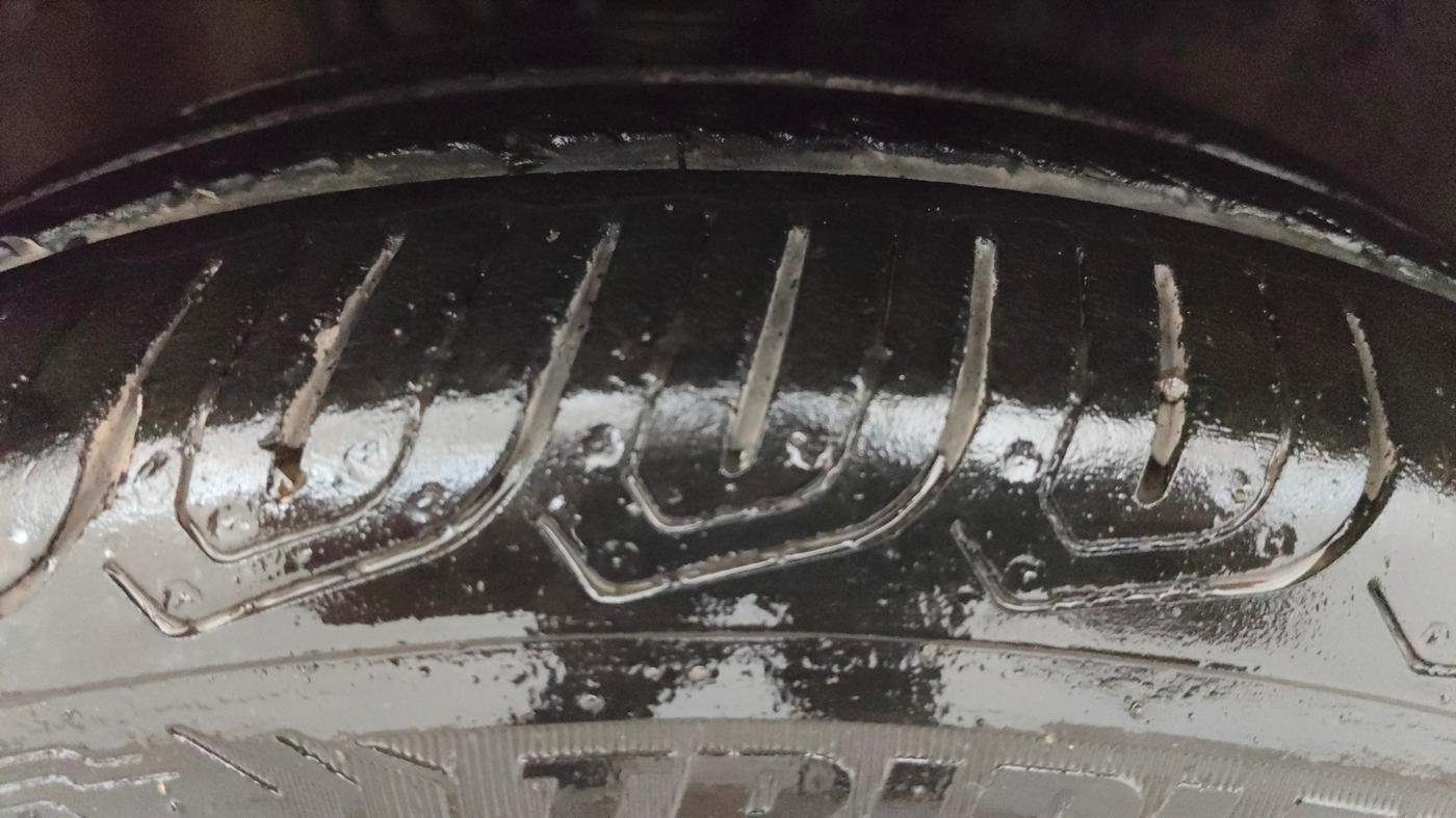 2017 Volkswagen Vento HIGHLINE PETROL AT, Petrol, Automatic, 1,13,139 km, Right Front Tyre Tread