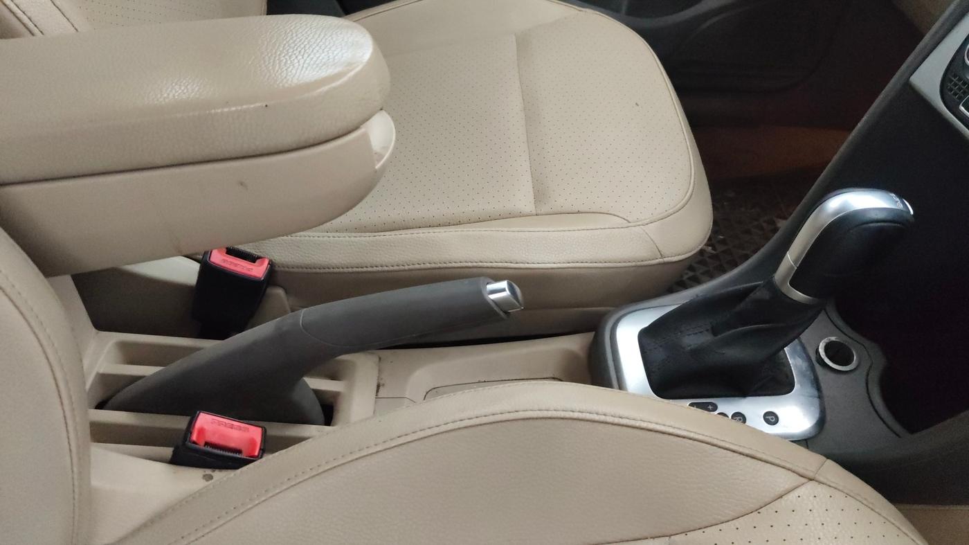 2017 Volkswagen Vento HIGHLINE PETROL AT, Petrol, Automatic, 1,13,139 km, Gear Lever