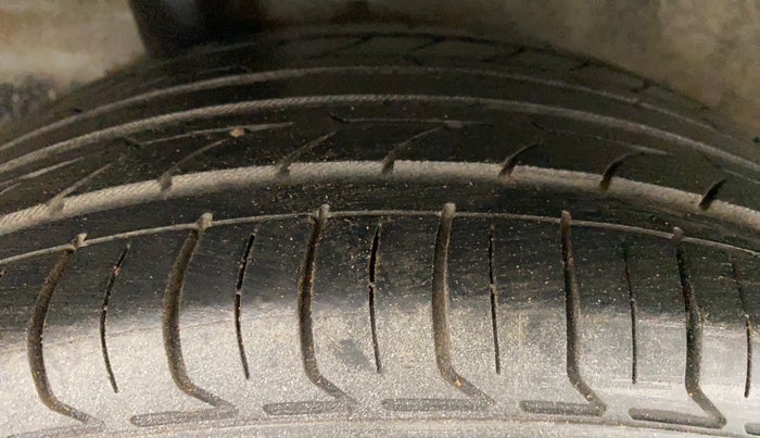 2015 Honda Brio S MT, Petrol, Manual, 96,198 km, Right Rear Tyre Tread