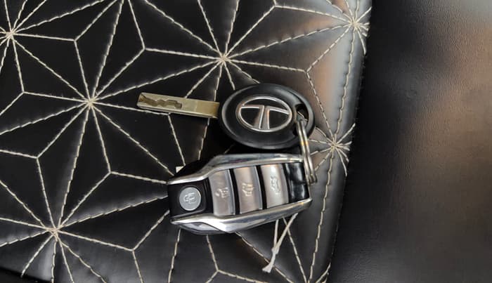 2023 Tata PUNCH PURE MT, Petrol, Manual, 12,904 km, Key Close Up
