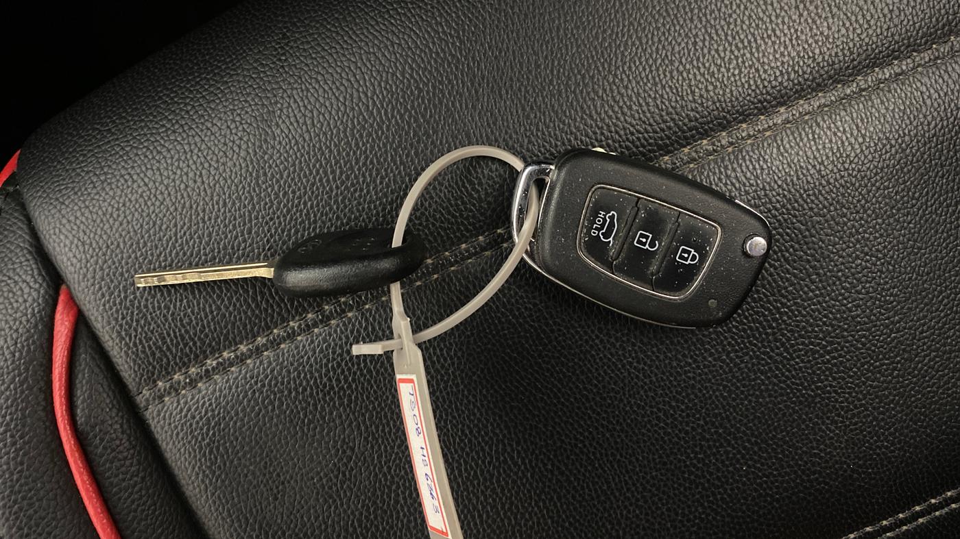 2021 Hyundai VENUE S 1.0 TURBO IMT, Petrol, Manual, 1,21,564 km, Key Close Up