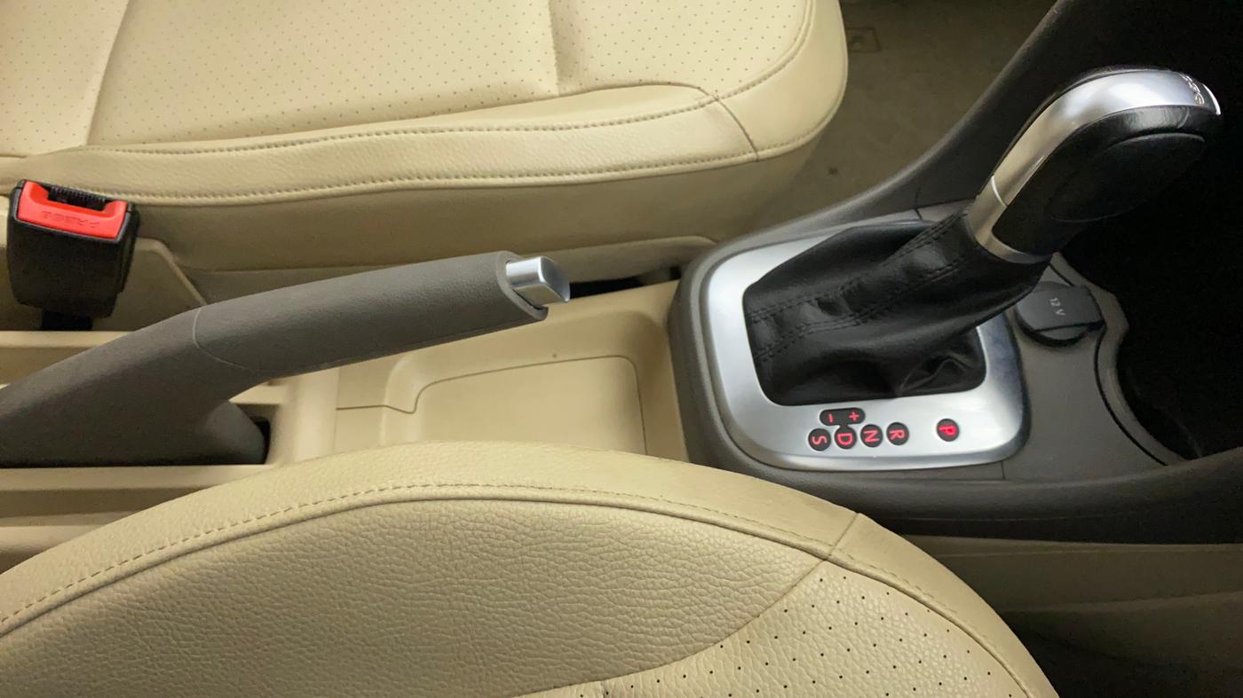 2016 Volkswagen Vento HIGHLINE PETROL AT, Petrol, Automatic, 80,842 km, Gear Lever