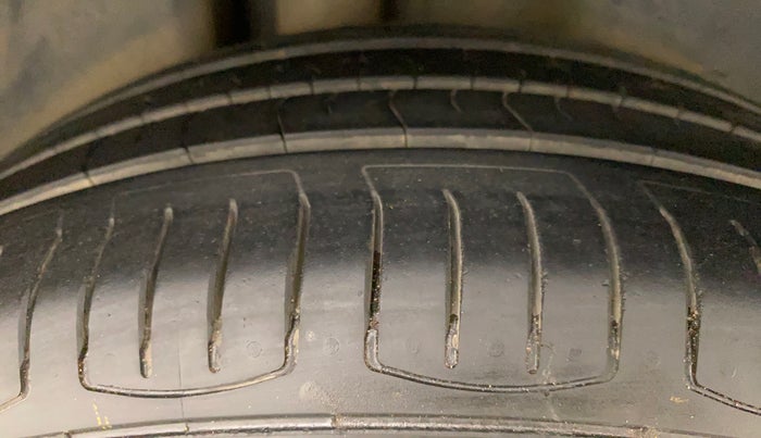 2016 Volkswagen Vento HIGHLINE PETROL AT, Petrol, Automatic, 80,842 km, Right Rear Tyre Tread