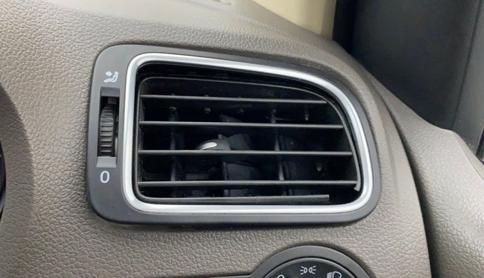2016 Volkswagen Vento HIGHLINE PETROL AT, Petrol, Automatic, 80,842 km, AC Unit - Front vent has minor damage