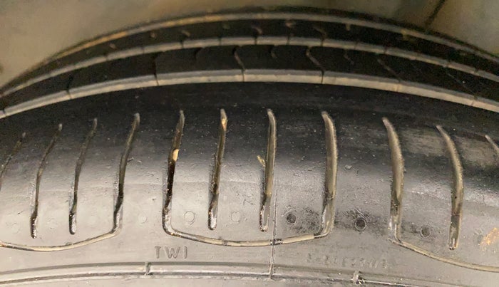 2016 Volkswagen Vento HIGHLINE PETROL AT, Petrol, Automatic, 80,842 km, Left Rear Tyre Tread