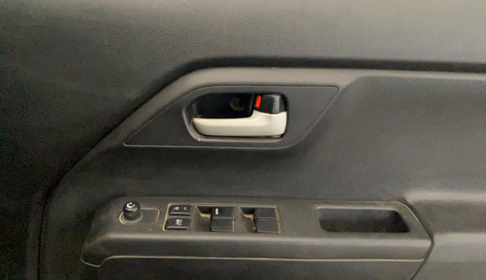 2022 Maruti New Wagon-R VXI CNG 1.0, CNG, Manual, 1,06,704 km, Driver Side Door Panels Control