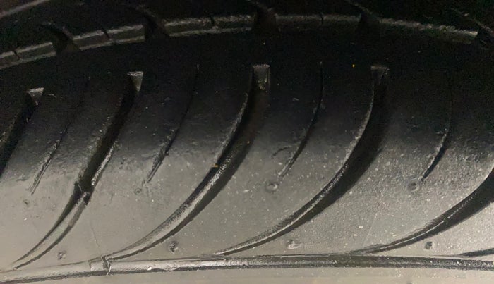 2014 Hyundai Eon SPORTZ, Petrol, Manual, 99,432 km, Left Front Tyre Tread