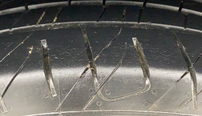 2015 Ford Ecosport TITANIUM 1.5L DIESEL, Diesel, Manual, 1,05,357 km, Right Rear Tyre Tread