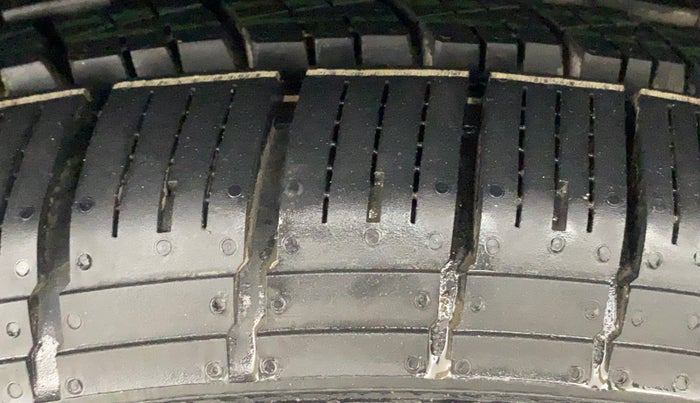 2015 Ford Ecosport TITANIUM 1.5L DIESEL, Diesel, Manual, 1,05,357 km, Left Front Tyre Tread