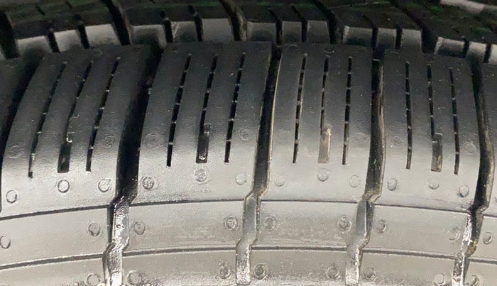 2015 Ford Ecosport TITANIUM 1.5L DIESEL, Diesel, Manual, 1,05,357 km, Right Front Tyre Tread