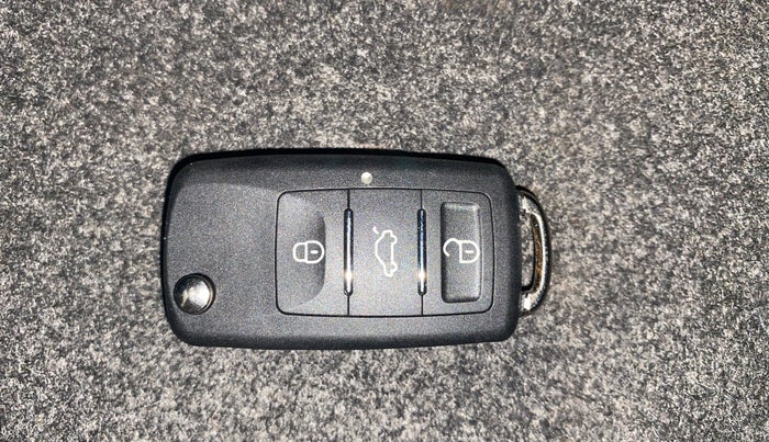 2017 Renault Kwid RXT 1.0 AMT (O), Petrol, Automatic, 84,336 km, Key Close Up