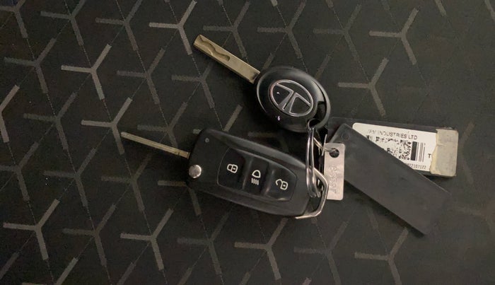 2022 Tata NEXON XM DIESEL, Diesel, Manual, 75,250 km, Key Close Up