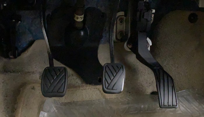 2014 Maruti Ertiga VXI Limited Edition, Petrol, Manual, 63,840 km, Pedals