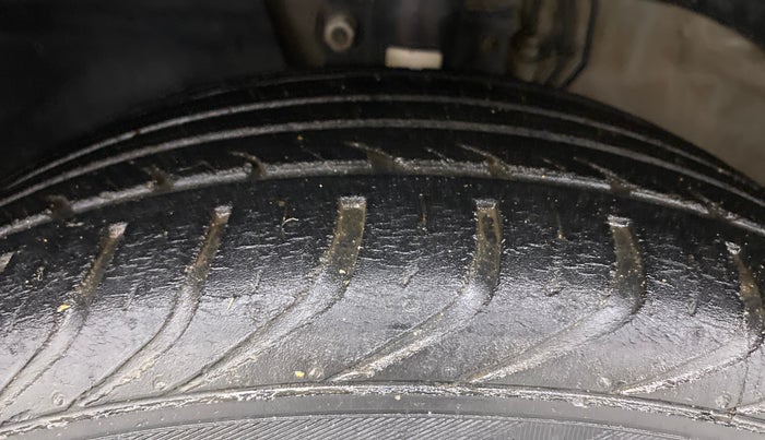 2018 Volkswagen Ameo COMFORTLINE 1.0L, Petrol, Manual, 31,183 km, Left Front Tyre Tread