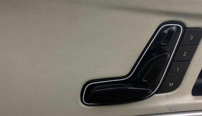 2023 Mahindra XUV700 AX 7 P MT 7 STR, Petrol, Manual, 98,646 km, Driver Side Adjustment Panel