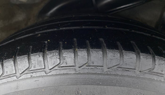 2014 Hyundai Verna FLUIDIC 1.4 VTVT, CNG, Manual, 82,980 km, Left Rear Tyre Tread