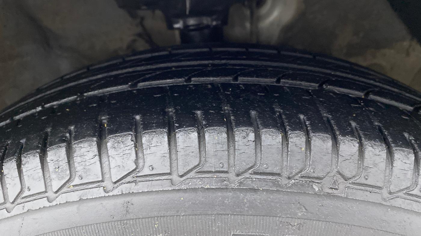 2014 Hyundai Verna FLUIDIC 1.4 VTVT, CNG, Manual, 82,980 km, Right Front Tyre Tread