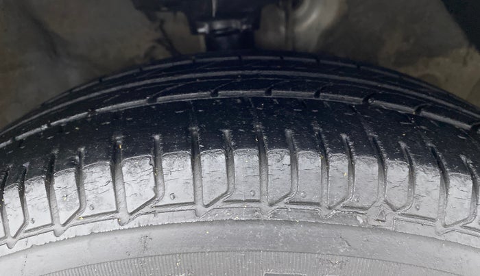 2014 Hyundai Verna FLUIDIC 1.4 VTVT, CNG, Manual, 82,980 km, Right Front Tyre Tread