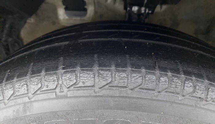 2014 Hyundai Verna FLUIDIC 1.4 VTVT, CNG, Manual, 82,980 km, Left Front Tyre Tread