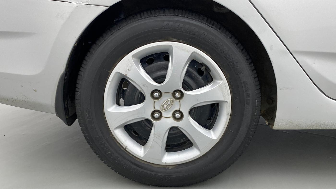 2014 Hyundai Verna FLUIDIC 1.4 VTVT, CNG, Manual, 82,980 km, Right Rear Wheel