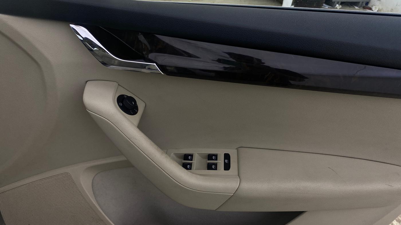 2016 Skoda Octavia STYLE PLUS AT 1.8 TSI, Petrol, Automatic, 65,982 km, Driver Side Door Panels Control