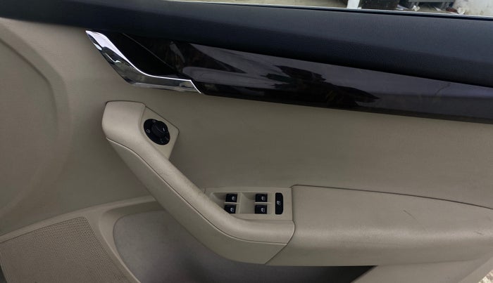 2016 Skoda Octavia STYLE PLUS AT 1.8 TSI, Petrol, Automatic, 65,982 km, Driver Side Door Panels Control