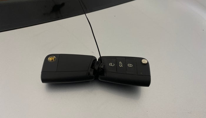 2016 Skoda Octavia STYLE PLUS AT 1.8 TSI, Petrol, Automatic, 65,982 km, Key Close Up