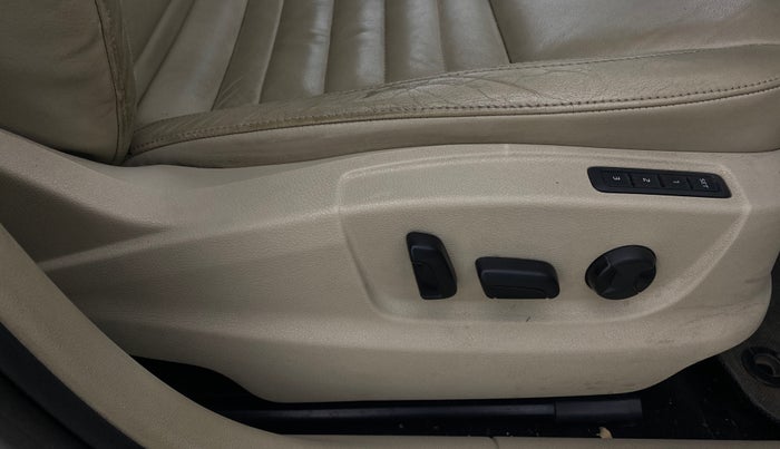 2016 Skoda Octavia STYLE PLUS AT 1.8 TSI, Petrol, Automatic, 65,982 km, Driver Side Adjustment Panel