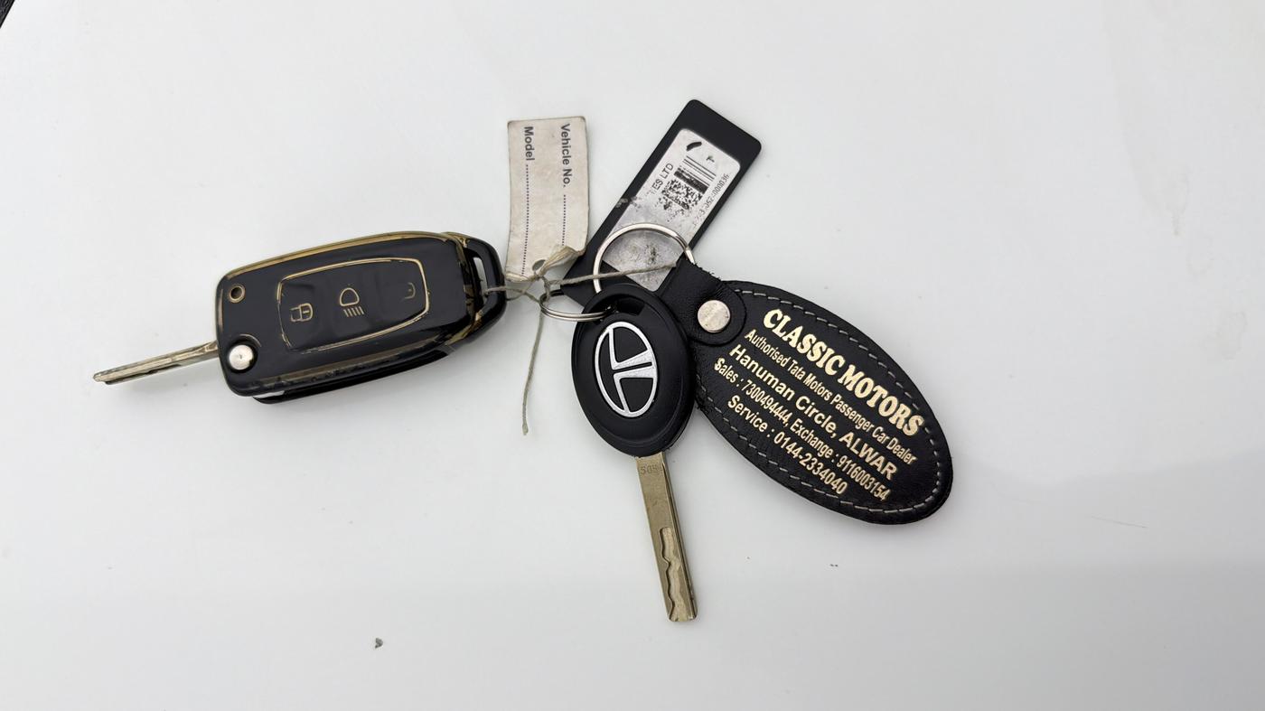 2024 Tata TIGOR XZ CNG, CNG, Manual, 79,353 km, Key Close Up