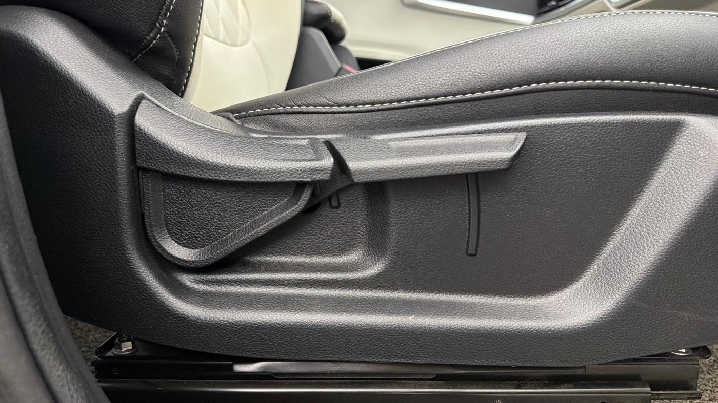 2022 KIA CARENS PRESTIGE PLUS 1.4 PETROL DCT 7 STR, Petrol, Automatic, 66,148 km, Driver Side Adjustment Panel
