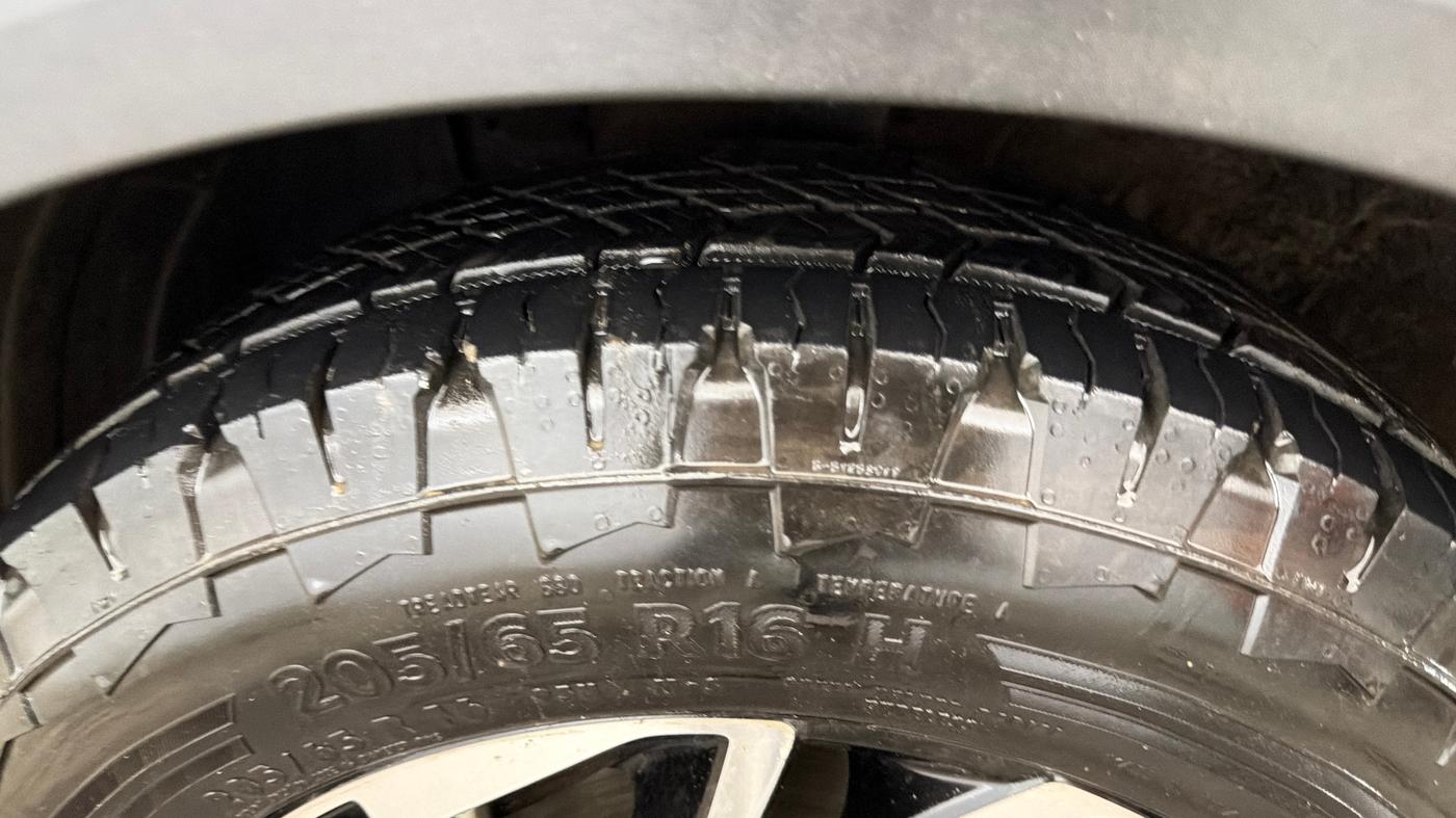 2022 KIA CARENS PRESTIGE PLUS 1.4 PETROL DCT 7 STR, Petrol, Automatic, 66,148 km, Left Front Tyre Tread