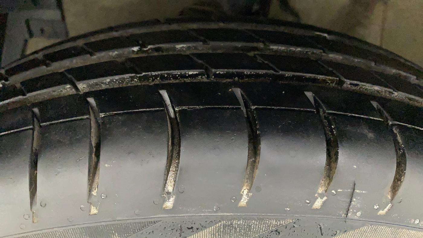 2011 Maruti Swift Dzire VXI, Petrol, Manual, 58,020 km, Left Front Tyre Tread