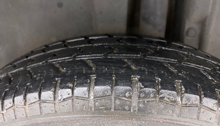 2013 Maruti Swift VXI, Petrol, Manual, 41,378 km, Left Rear Tyre Tread