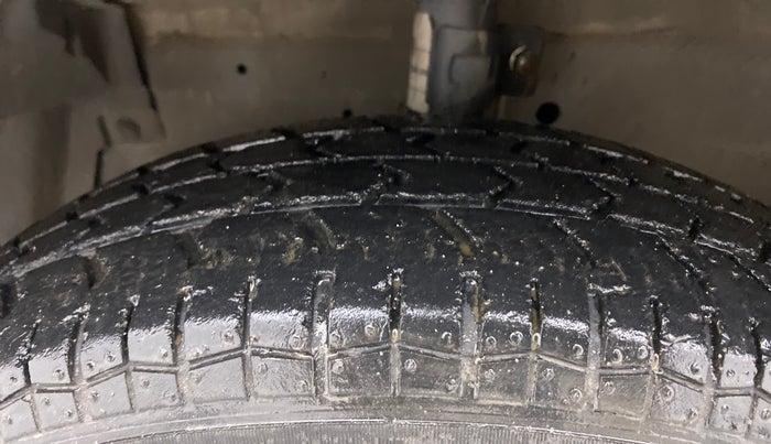 2013 Maruti Swift VXI, Petrol, Manual, 41,378 km, Left Front Tyre Tread