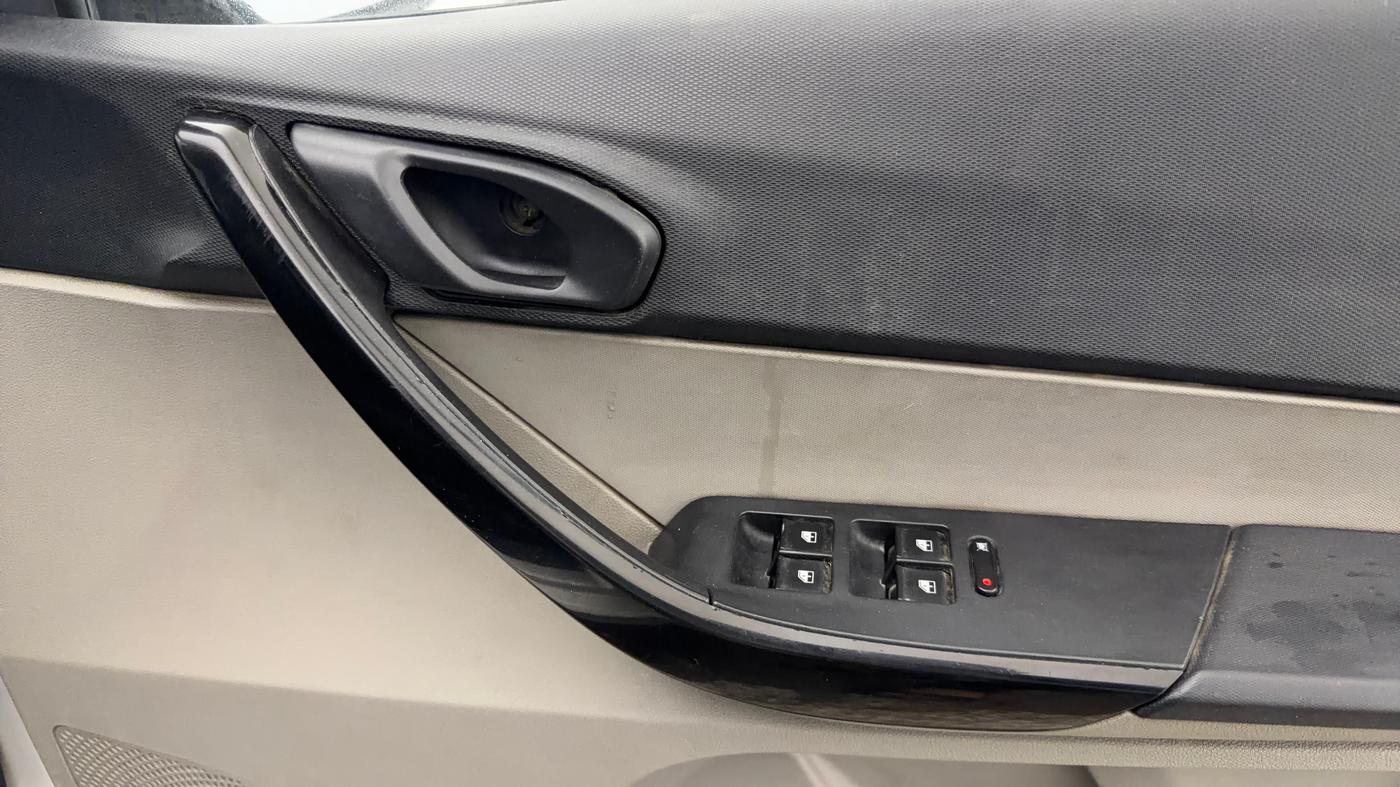 2017 Tata Tiago XT PETROL, Petrol, Manual, 71,597 km, Driver Side Door Panels Control
