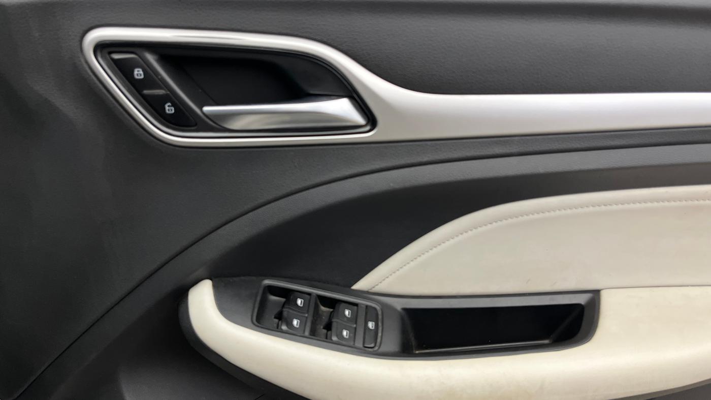 2023 MG ASTOR SMART 1.5 CVT, Petrol, Automatic, 29,217 km, Driver Side Door Panels Control