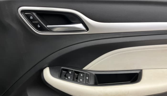 2023 MG ASTOR SMART 1.5 CVT, Petrol, Automatic, 29,217 km, Driver Side Door Panels Control