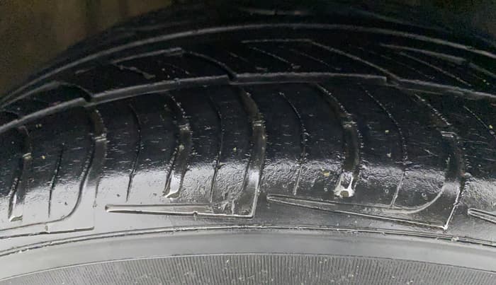 2014 Volkswagen Polo HIGHLINE1.2L, Petrol, Manual, 49,905 km, Right Front Tyre Tread