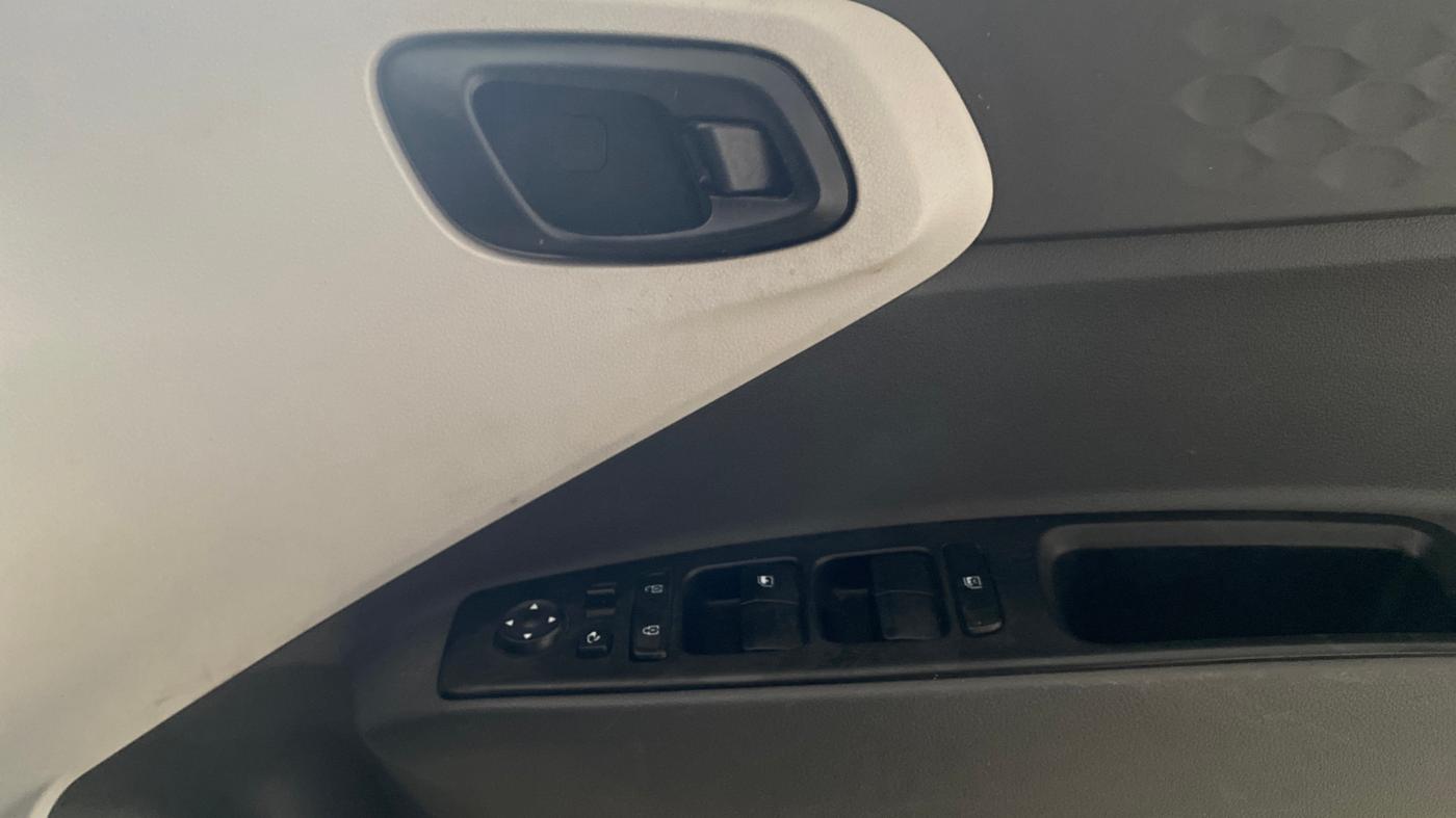 2020 Hyundai GRAND I10 NIOS MAGNA CORPORATE EDITION 1.2 KAPPA VTVT, CNG, Manual, 47,122 km, Driver Side Door Panels Control