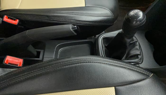 2016 Volkswagen Polo COMFORTLINE 1.2L, Petrol, Manual, 50,695 km, Gear Lever