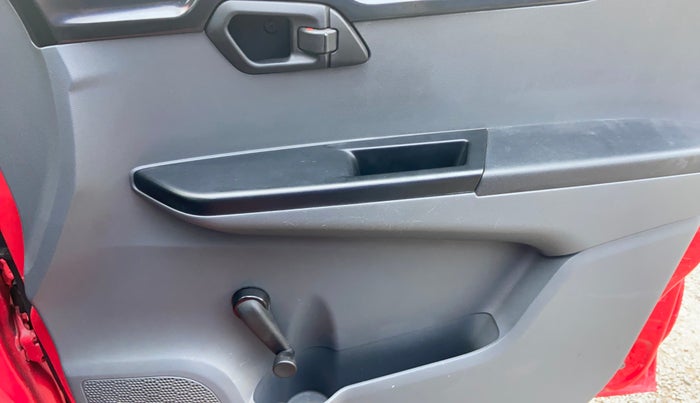 2019 Mahindra KUV 100 NXT K2 P 6 STR, Petrol, Manual, 40,305 km, Driver Side Door Panels Control