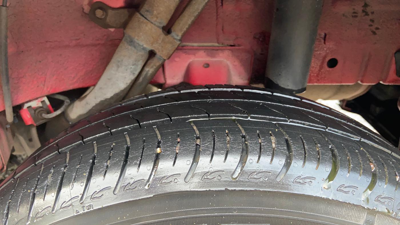 2019 Mahindra KUV 100 NXT K2 P 6 STR, Petrol, Manual, 40,324 km, Left Rear Tyre Tread