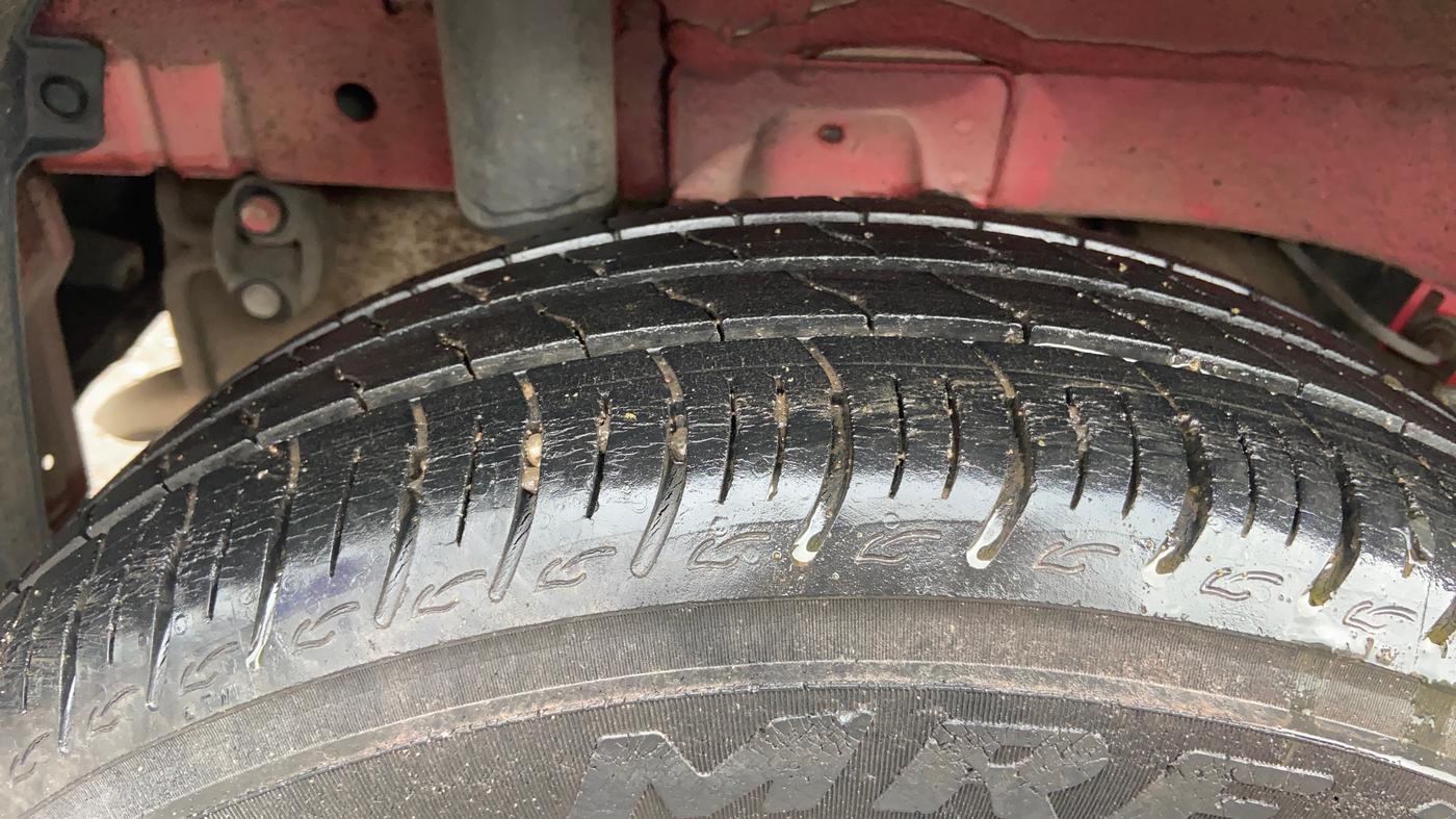 2019 Mahindra KUV 100 NXT K2 P 6 STR, Petrol, Manual, 40,324 km, Right Rear Tyre Tread