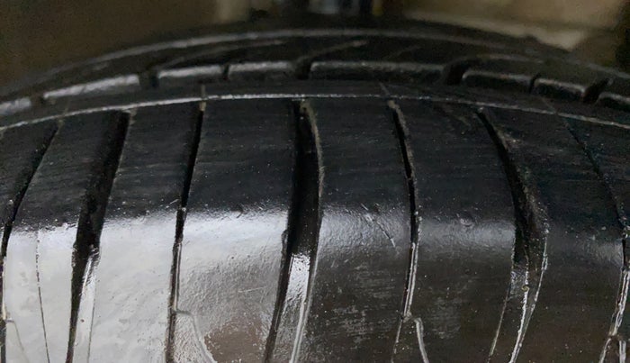 2012 Maruti Ertiga ZXI, Petrol, Manual, 68,690 km, Right Front Tyre Tread