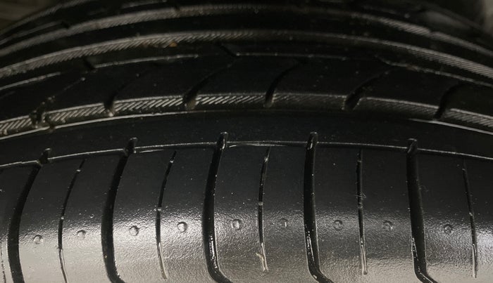 2014 Maruti Ciaz ZDI+, Diesel, Manual, 96,782 km, Right Rear Tyre Tread