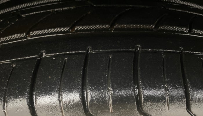 2014 Maruti Ciaz ZDI+, Diesel, Manual, 96,782 km, Left Front Tyre Tread